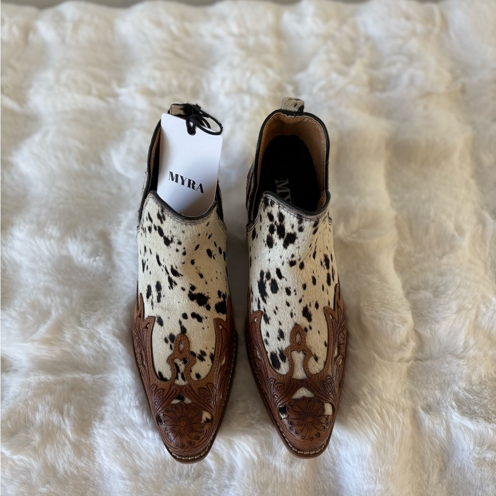 MYRA- WEST STREET WESTERN HAND-TOOLED BOOTIES IN BLACK & WHITE - Picture 5 of 12